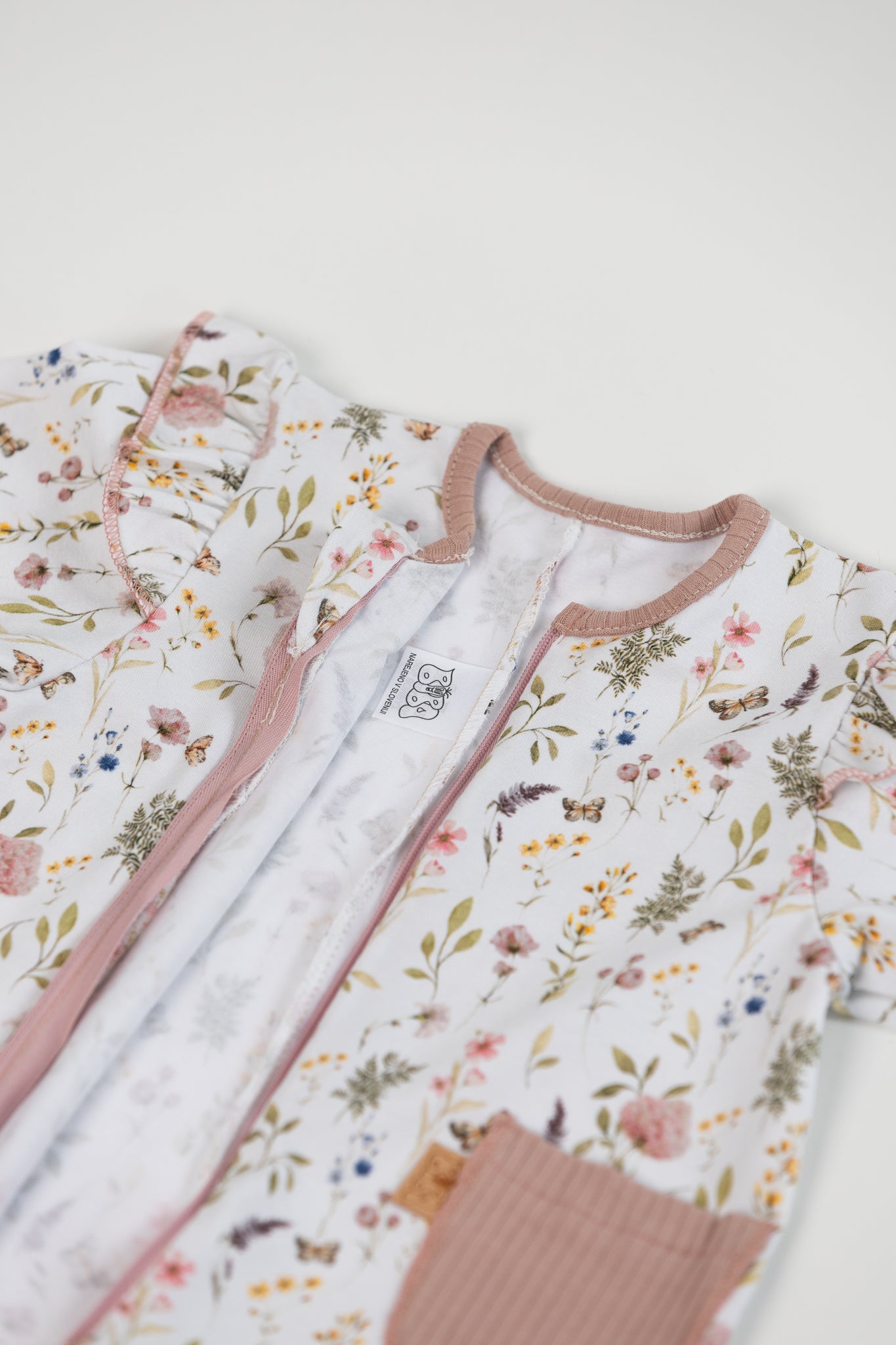 Pajacek s Stopali in Žepkom - Nevtralen